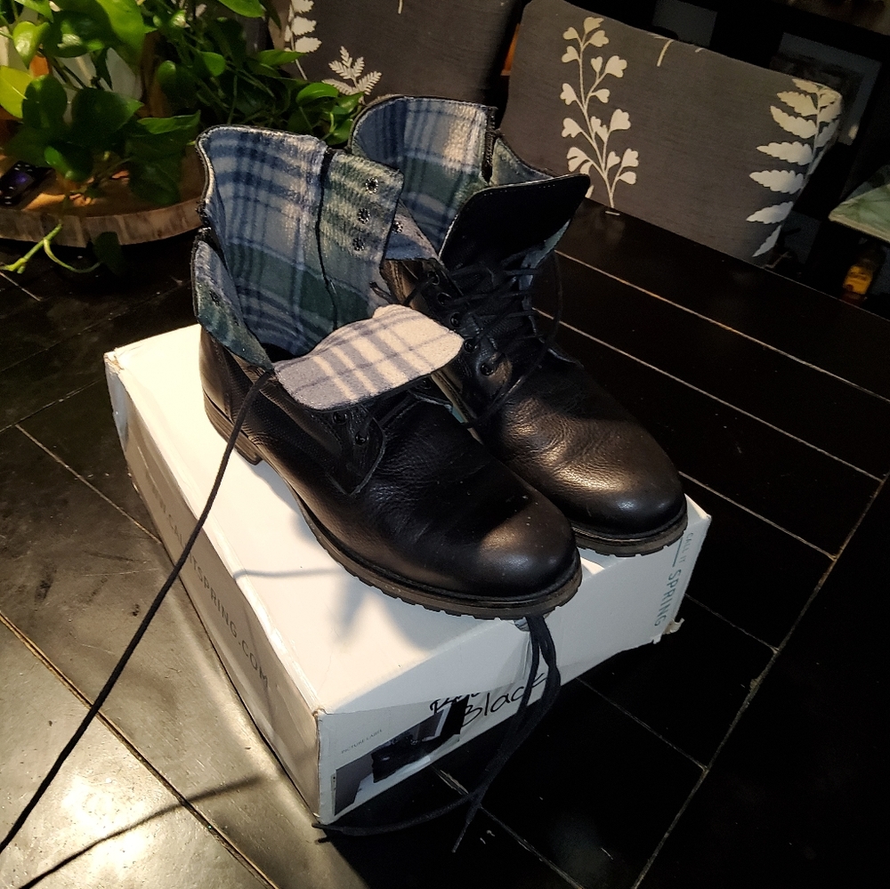 BLACK LEATHER BOOTS (GENTLY WORN)
